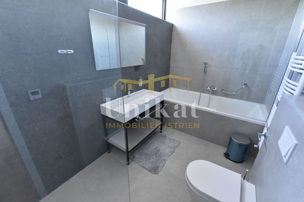 Moderna vila obdana z zelenjem in z razgledom na morje